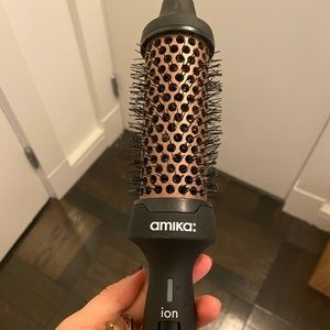 Amika blowout brush
